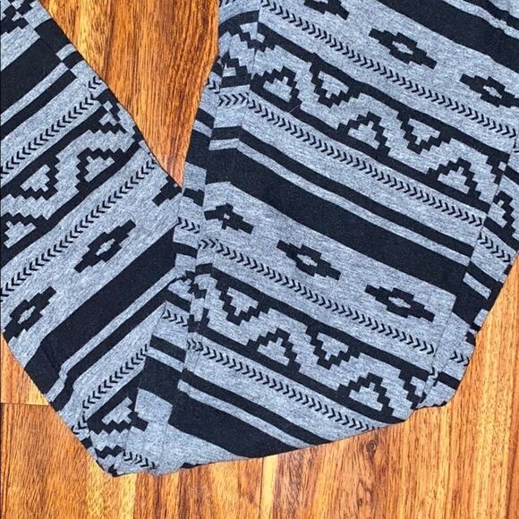 4 for $50 🎃 Old Navy Black and Grey Leggings Size Medium - Picture 2 of 4